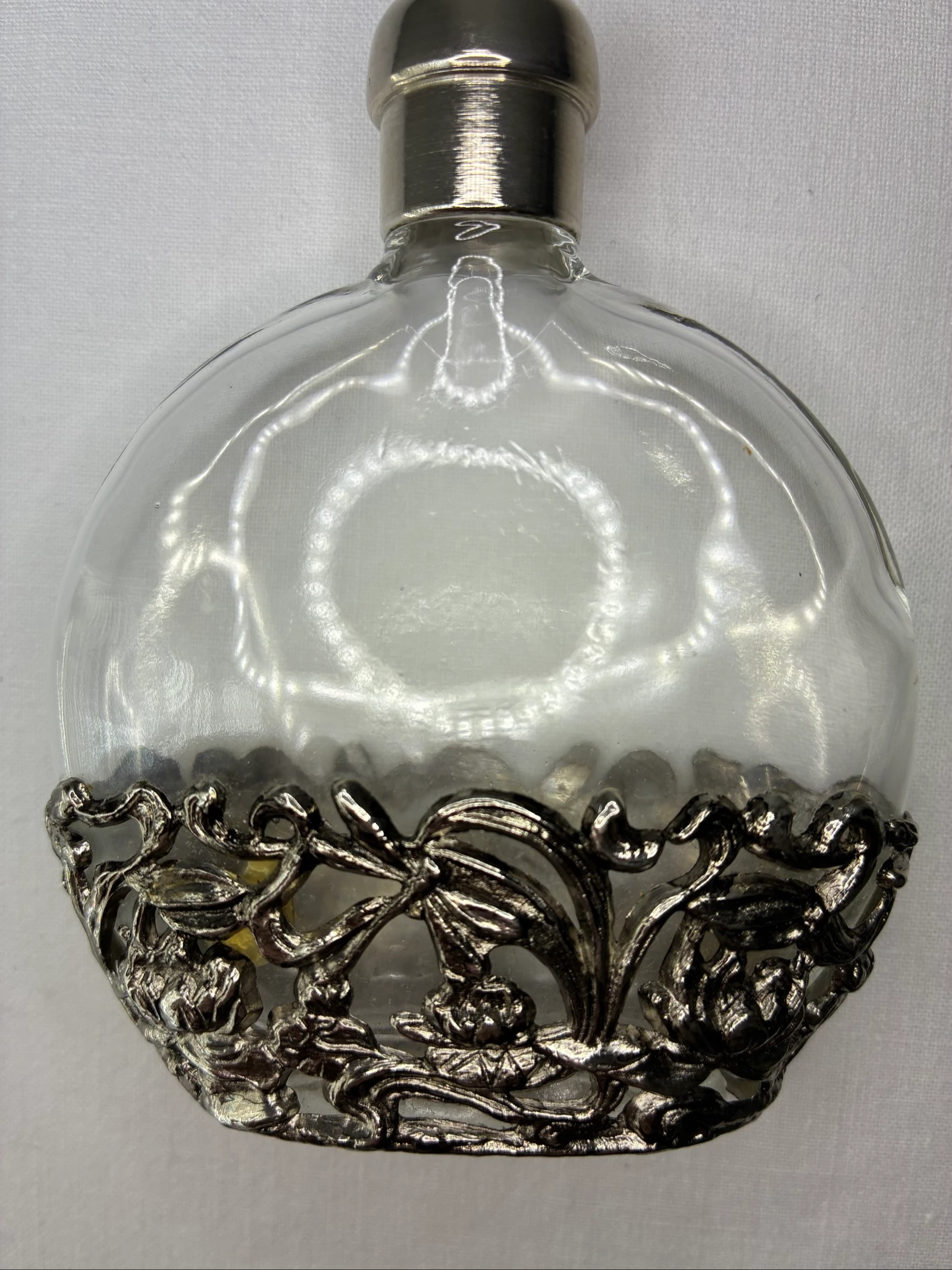 Sierlijk vintage parfumflesje met bloemendetails – photo 6